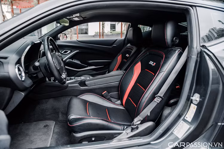 Chevrolet Camaro là mẫu xe thể thao 2+2. Điều này có nghĩa ngoài hai ghế hàng trước, chiếc xe có thêm hai ghế phụ nhỏ ở phía sau. Phần ghế ngồi nguyên bản đã được thay thế bằng ghế của phiên bản ZL1.