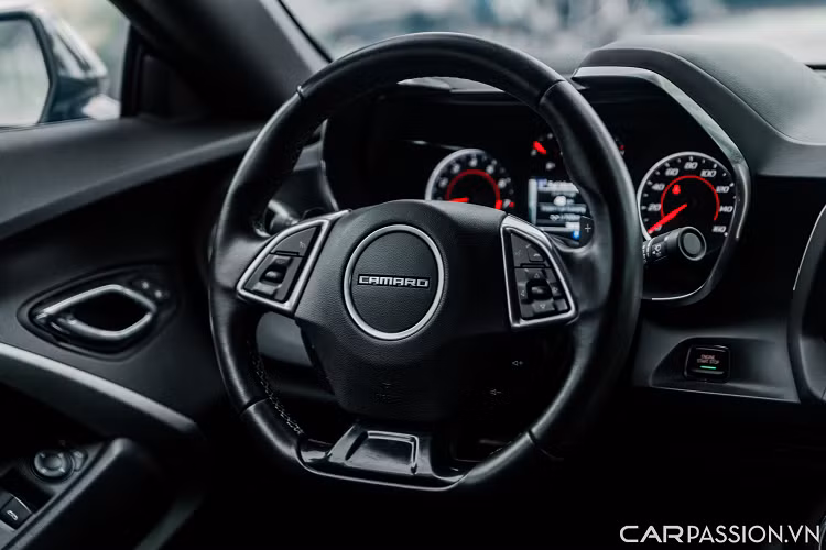 Vô-lăng 3 chấu được tích hợp các nút bấm linh hoạt và logo Camaro. Cụm đồng hồ dạng analog được bổ sung thêm một màn hình điện tử hiển thị những thông số vận hành cần thiết.
