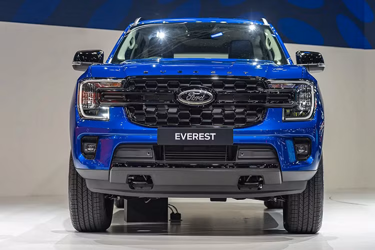 Đây là cấu hình mạnh mẽ nhất của Ford Everest thế hệ mới, bên cạnh 2 lựa chọn động cơ dầu 4cyl 2.0L tăng áp đơn (single turbo) và tăng áp kép (biturbo).