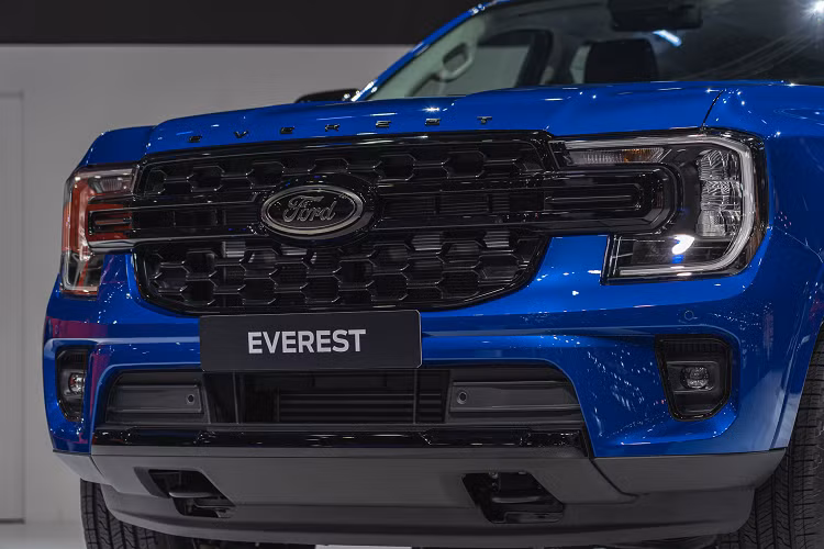 Nếu Ford Everest 2023 máy dầu V6 3.0L tăng áp kép được bán tại thị trường Việt trong tương lai gần, thì chắc chắn rằng phiên bản này sẽ có giá bán không hề rẻ, đắt hơn vài trăm triệu đồng so với phiên bản máy dầu 2.0L thông thường.