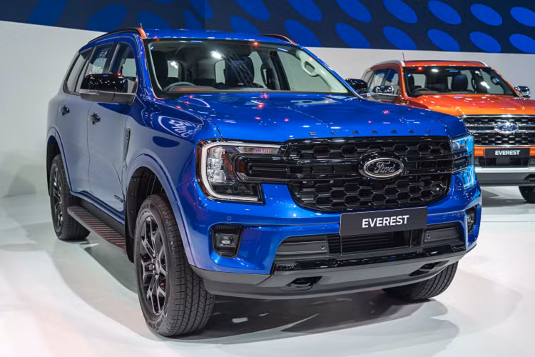 Theo trang Drive của Úc, hãng xe Mỹ đã xác nhận Ford Everest 2023 thế hệ mới sẽ được trang bị động cơ dầu V6 3.0L twin-turbo cho công suất 246 mã lực tại 3.250 vòng/phút và mô-men xoắn cực đại 600Nm đạt được tại dải vòng tua từ 1.750 – 2.250 vòng/phút.