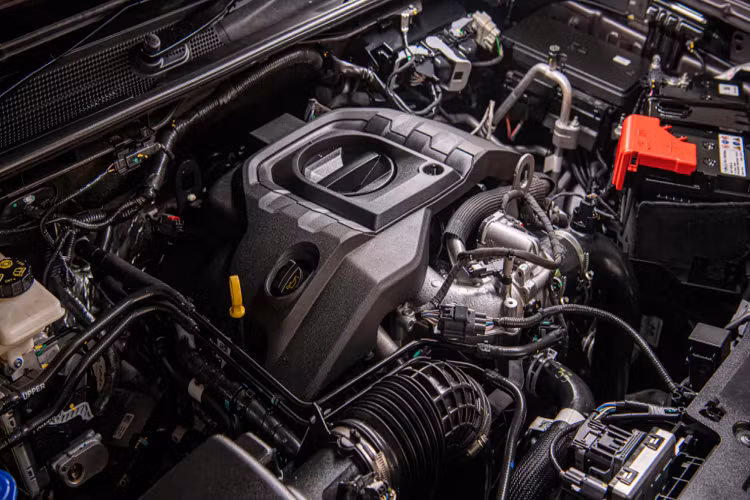 Ford Everest 2023 máy dầu động cơ V6 3.0L tăng áp kép sử dụng kết hợp với hệ dẫn động bốn bánh 4WD và hộp số tự động 10 cấp (10AT).