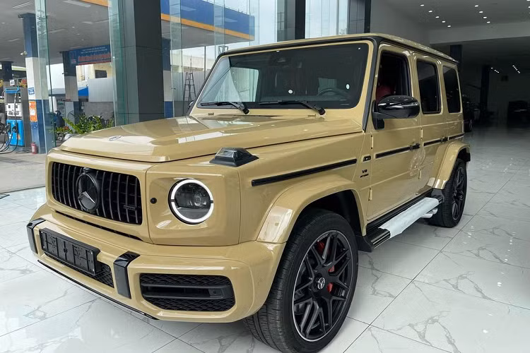 Ngoài những màu sắc tiêu chuẩn, G-Class thế hệ thứ 2 có đến 23 màu sơn ngoại thất tùy chọn trong chương trình cá nhân hóa cho G-Class. Điển hình như chiếc Mercedes-AMG G63 màu vàng cát độc đáo, lạ mắt có tên Desert Sand. Màu sơn này thuộc bộ tùy chọn cá nhân hóa G-Manufaktur trị giá 6.500 USD (khoảng 150 triệu đồng).