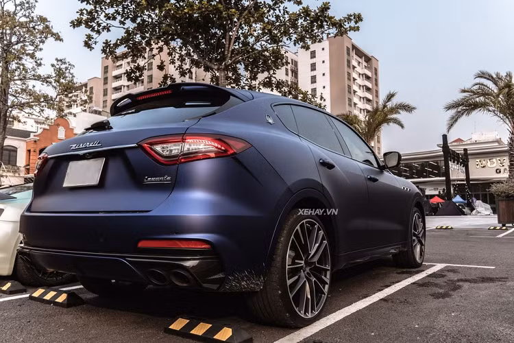 Ở bên thân, chiếc xe thể thao có thêm logo Maserati với biểu tượng cây đinh ba quen thuộc, tuy nhiên đã được bổ sung thêm dòng chữ Trofeo giúp phân biệt giữa bản thường và bản Trofeo.