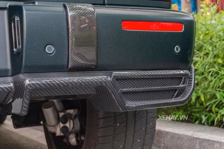 Đáng chú ý, sức mạnh từ khối động cơ V8 tăng áp kép còn được "can thiệp" bởi bộ điều chỉnh HHT (Hand-Held Tuner) của RENNtech. Chi tiết này có tác dụng hiệu chỉnh và lập trình lại ECU trên xe để khách hàng có thể lựa chọn giữa việc sử dụng cấu hình nguyên bản hoặc phần mềm động cơ mới, qua đó nâng mức công suất của G63 lên ngưỡng 731 mã lực.