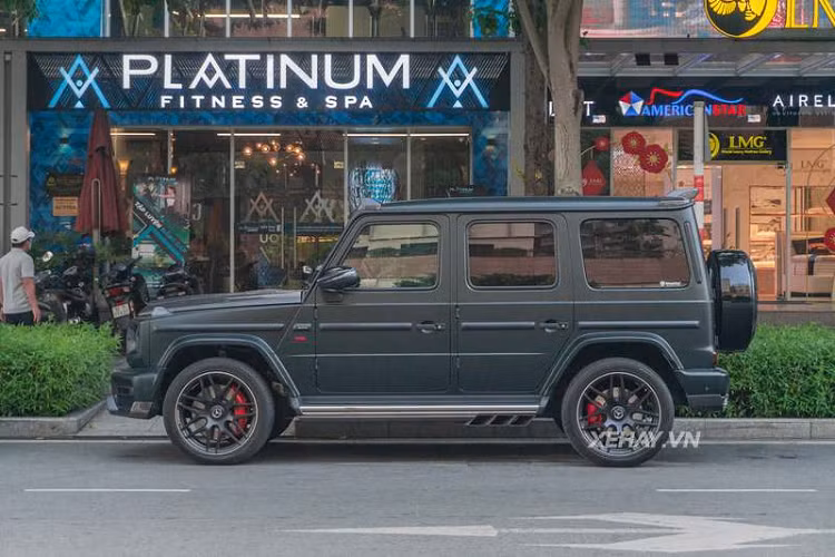 Nắp ca-pô nguyên bản của chiếc Mercedes-AMG G63 độ Larte Design được nâng cấp lên chi tiết mới dập gân nổi mạnh mẽ và có hai khe hút gió to bản ở phía trước. Ngoài ra, nóc xe được bổ sung dàn đèn LED hỗ trợ, chi tiết này cùng bệ bước chân cũng được ốp sợi carbon để tăng tính thẩm mỹ cho xe.