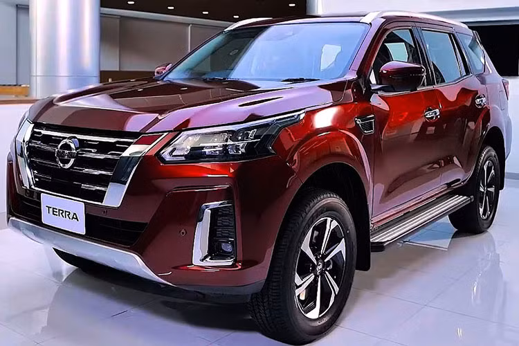 Khối động cơ này mang lại hiệu suất vận hành tốt hơn đáng kể so với phiên bản tiền nhiệm chỉ sử dụng động cơ có sức mạnh khiêm tốn 169 mã lực. Khi về Việt Nam, xe sẽ tiếp tục cạnh tranh với các đối thủ như Toyota Fortuner và Ford Everest.
