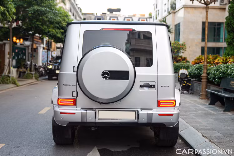 Một điểm phân biệt giữa G63 chính hãng và G63 nhập tư nhân là hệ thống ống xả bên phụ đã được giấu vào phía bên trong thay vì đưa ra ngoài như thông thường. Phần đuôi xe được trang bị cụm đèn hậu dạng LED, logo "G63" cùng tên phân nhánh hiệu suất cao của Mercedes mang tên AMG được gắn hai bên đuôi xe. Ốp bánh dự phòng sơn trùng màu ngoại thất.