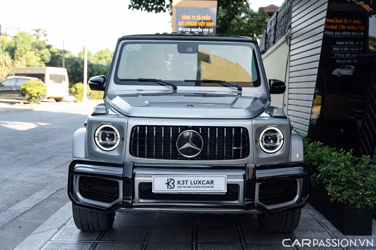 Đầu xe vẫn có thiết kế giống với những chiếc G63 thông thường khác như cản trước có các hốc hút gió cỡ lớn, lưới tản nhiệt nan dọc cùng logo là cách bố trí đặc trưng của dòng AMG mang tên Panamericana. Đèn pha LED Multibeam dạng tròn, đèn xi-nhan được bố trí tách biệt phía trên nắp ca-pô. Ngoài ra, xe được lắp thêm phần bảo vệ cản trước sơn màu đen tạo vẻ hầm hố hơn.