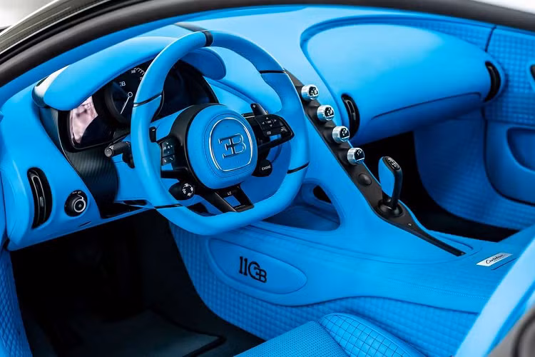 Chiếc Bugatti Centodieci thứ 10 được hoàn thiện trong lớp áo màu trắng thạch anh với điểm nhấn là bộ bodykit làm từ carbon và lưới tản nhiệt hình “móng ngựa” màu đen mờ. Chưa hết, Bugatti Centodieci còn nổi bật hơn nữa khi được trang bị kẹp phanh và cánh gió sau với dòng chữ Centodieci màu xanh - Light Blue Sport.