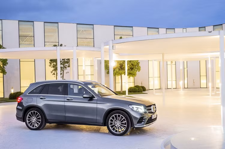 Hon 1.000 xe Mercedes-Benz GLC loi he thong dien gay nguy hiem