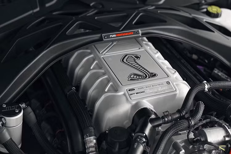Ngoại thất và nội thất của Venom 1000 lại có rất ít thay đổi, ngoại trừ một số chi tiết như huy hiệu “Venom 1000” hay logo hãng độ Hennessey.