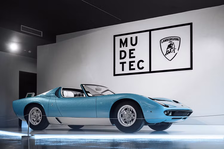 Chính mẫu xe này đã trở thành nguồn cảm hứng cho chiếc chiếc Aventador Ultimae cuối cùng từng được tung ra khỏi dây chuyền sản xuất. Chiếc xe này là sự tôn kính trực tiếp đối với chiếc Miura Roadster này và có một bộ màu sơn tương tự cùng với logo Miura để hoàn thiện vẻ ngoài.
