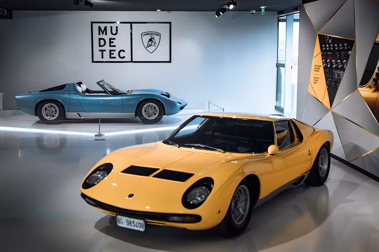 Trong quá khứ, thương hiệu chỉ dừng lại ở việc tạo ra một mẫu xe Lamborghini Miura Roadster Concept và không đi đến việc sản xuất thương mại, chính vì vậy mà đã làm cho chiếc xe này thực sự trở thành một siêu phẩm độc nhất vô nhị và cực kỳ giá trị. Những thay đổi được thực hiện bởi Carrozzeria Bertone khiến chiếc xe trở nên độc đáo hơn.