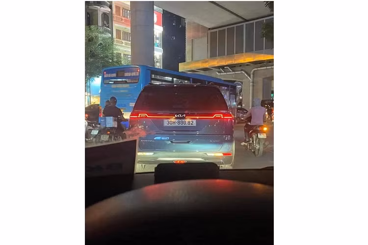 Kia Carnival tien ty o Ha Noi “nhai” bien dep de qua mat cong an-Hinh-2