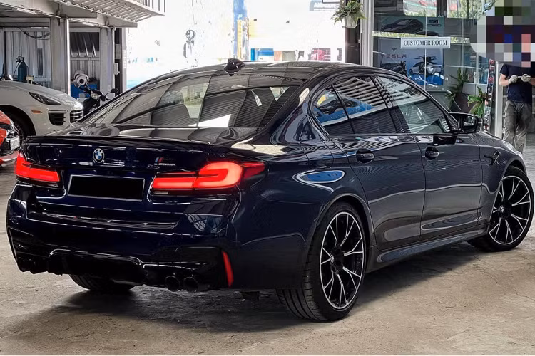BMW M5 tiêu chuẩn được trang bị động cơ V8, dung tích 4,4 lít cho công suất 617 mã lực và mô-men xoắn cực đại 750 Nm, kết hợp cùng hộp số tự động 8 cấp M Steptronic. Xe chỉ mất 3,4 giây để tăng tốc 0-100 km/h trước khi đạt giới hạn ở 250 km/h