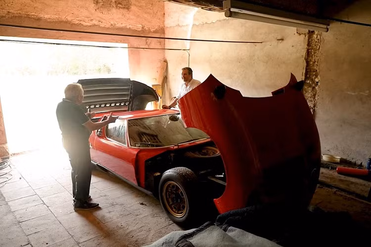 Giải thích về quyết định rao bán Lamborghini Miura, chủ sở hữu cho rằng mình đã quá già để tận hưởng một chiếc siêu xe mạnh mẽ và thuần túy như thế này. "Sở hữu một chiếc xe có tốc độ lên đến 150 dặm/h (241 km/h) không còn phù hợp với tôi nữa", chủ xe nói. 