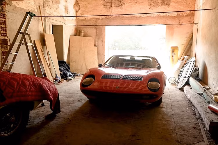 Dự kiến, chiếc siêu xe Lamborghini Miura này sẽ được công ty Automobiles Sur Les Champs bán đấu giá vào ngày 16/10 tới đây. Công ty này ước tính chiếc siêu xe Ý sẽ có giá khoảng 900.000 - 1.400.000 Euro (tương đương 20,9 - 32,6 tỷ đồng). 