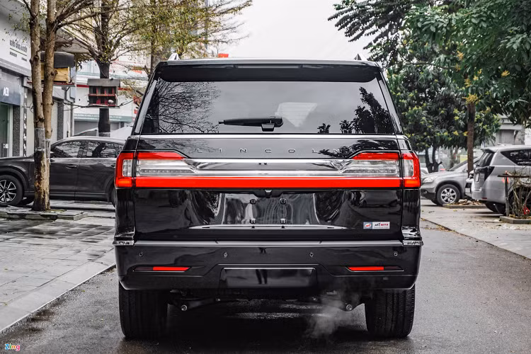 Biến thể Lincoln Navigator trục cơ sở dài có kích thước dài x rộng x cao lần lượt 5.636 x 2.029 x 1.935 (mm), khoảng cách 2 trục đạt 3.343 mm.