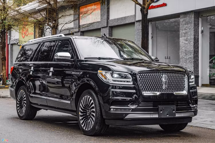 Bên cạnh các dòng xe được phân phối chính hãng như Lexus LX hay Mercedes-Benz GLS, tại Việt Nam người dùng có thể lựa chọn Lincoln Navigator hạng sang cho nhu cầu mua SUV cỡ lớn. Đây là đối thủ cạnh tranh với Cadillac Escalade, một dòng xe gầm cao nhập khẩu khác cũng được khách hàng Việt Nam quan tâm.