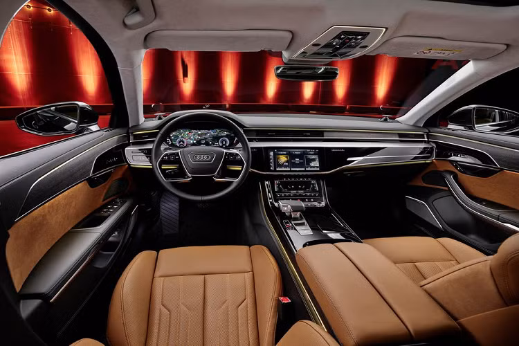 Bước vào trong cabin, Audi A8L 2022 thế hệ mới sở hữu một khoang lái kỹ thuật số hoàn toàn, bao gồm: cụm đồng hồ kỹ thuật số 10,1 inch, màn hình hiển thị thông tin kính lái tùy chọn và màn hình cảm ứng 8,6 inch kết hợp hệ thống thông tin giải trí MIB3 mới nhất của Audi. Một cặp màn hình full HD 10,1 inch để giải trí và đèn đọc sách Matrix LED là những tiện ích dành cho hành khách phía sau.