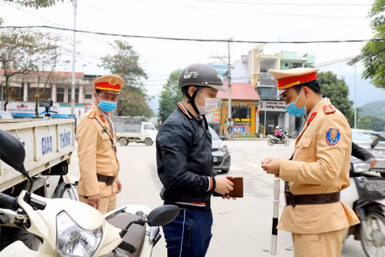Bi giu Giay phep lai xe, khong nop phat dung hen xu ly ra sao?