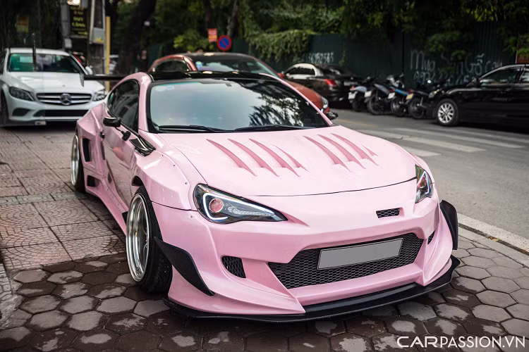 Mới đây, một trong số ít những chiếc Toyota 86 đã được showroom Diamond Auto đưa lên sàn xe cũ với mức giá 1,4 tỷ đồng sau khi lăn bánh hơn 33.000 km.