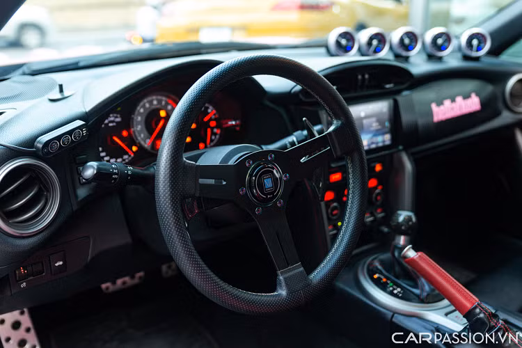 Tuy là xe coupe, lại được thiết kế với 4 chỗ ngồi (thay vì 2 chỗ như các dòng coupe tiêu chuẩn), cảm giác không gian bên trong vẫn khá rộng rãi khi chiều dài cơ sở được mở rộng lên 2570 (mm). Bên trong nội thất cũng được chủ cũ nâng cấp nhiều chi tiết đặc biệt.
