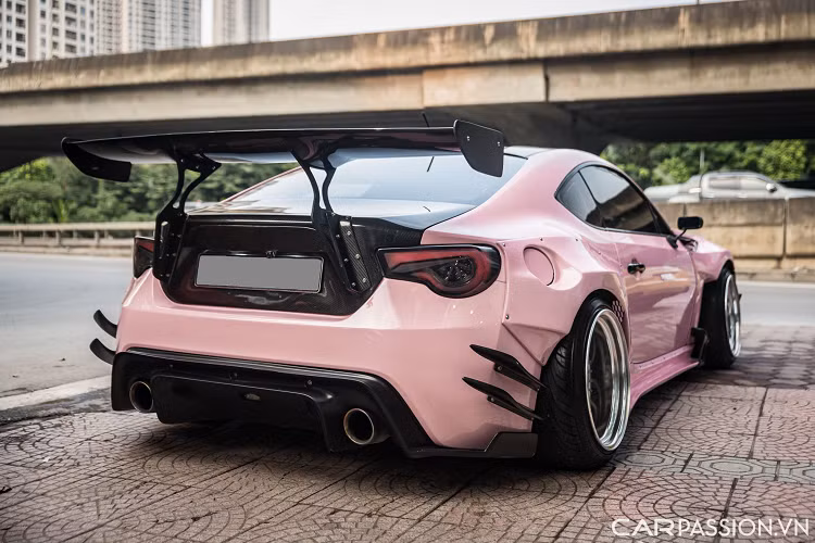 Gương chiếu hậu trên xe có kích thước khá nhỏ và được ốp bằng chi tiết sợi carbon. Toyota 86 sở hữu kích thước Dài x Rộng x Cao lần lượt là 4.240 x 1.775 1.285 (mm).