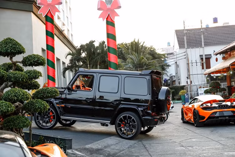 Chiếc SUV hạng sang Brabus 800 Widestar của dân chơi Phú Quốc sở hữu màu sơn đen bóng kết hợp với các điểm nhấn bao gồm hốc gió trước được làm lại với các khe gió mở rộng và tích hợp thêm dải đèn LED, xe có thêm trang bị 2 đèn LED công suất lớn gắn trên nóc xe Brabus 800 Widestar. 