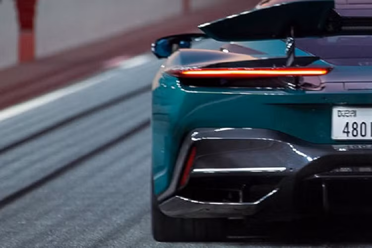 Điều đáng nói là cả 2 mẫu hypercar thuần điện này đều dùng chung hệ thống mô-tơ điện, nhưng Nevera mạnh mẽ hơn khi có mức công suất lên tới 1.914 mã lực. Bù lại, Battista nhẹ hơn khi có khối lượng 2.063 kg so với mức 2.150 kg của Nevera.