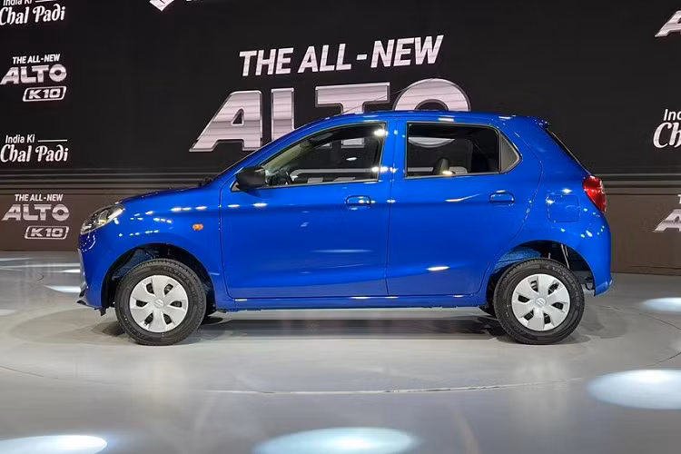 Cũng được định vị trong phân khúc xe hatchback hạng A ở thị trường Ấn Độ nhưng Suzuki Alto K10 2022 giá rẻ nhỏ hơn nhiều so với Kia Morning. Được phát triển dựa trên cơ sở gầm bệ Heartect mới, mẫu xe này có chiều dài chỉ 3.530 mm, chiều rộng 1.490 mm, chiều cao 1.520 mm và chiều dài cơ sở 2.380 mm.