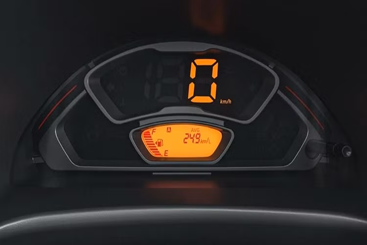 Tại thị trường Ấn Độ, Suzuki Alto K10 2022 có những trang bị đáng chú ý như điều hòa chỉnh tay, màn hình thông tin giải trí hỗ trợ Apple CarPlay/Android Auto, vô lăng tích hợp phím chức năng, bảng đồng hồ kỹ thuật số, hệ thống âm thanh 4 loa, ổ điện 12V 120W, cổng USB, cổng AUX và tấm chắn cốp.