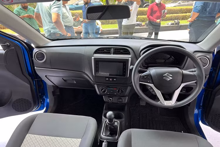 Tương tự ngoại thất, nội thất của Suzuki Alto K10 2022 cũng đã được làm mới với mặt táp-lô thẳng đứng hơn. Nội thất của xe được phối 2 màu thay vì màu đen tuyền như trước. Điểm nhấn bên trong mẫu xe giá rẻ này nằm ở màn hình thông tin giải trí cảm ứng 7 inch mới, tương tự loại dùng cho Suzuki Celerio và S-Presso 2022. Màn hình được trang trí bằng nẹp mạ crôm nằm dọc ở hai bên.