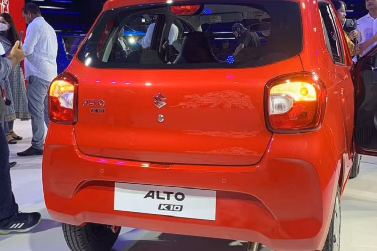 Trái với đầu xe và sườn xe, thiết kế phía sau của Suzuki Alto K10 2022 khá đơn điệu. Nếu nhìn thoáng qua, nhiều người sẽ thấy giống với Suzuki Celerio mới. Tuy nhiên, khi nhìn kỹ, chúng ta sẽ nhận ra mẫu xe này được trang bị đèn hậu và cản sau khác với Suzuki Celerio 2022. Cũng như thế hệ cũ, Suzuki Alto K10 2022 không hề có cần gạt nước ở kính chắn gió sau.