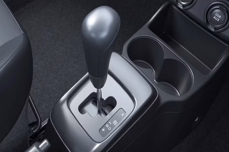 Nếu như cửa gió điều hòa trung tâm của xe được giữ nguyên thiết kế cũ thì những chi tiết khác như vô lăng, cụm nút điều khiển, tay nắm cửa bên trong xe và cửa gió điều hòa ở hai góc mặt táp-lô lại giống với Suzuki Celerio mới.