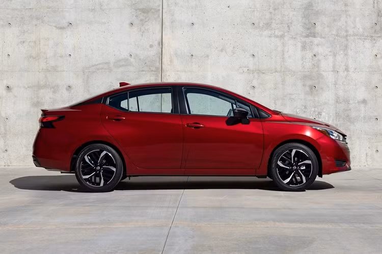 Cụ thể, Nissan Versa 2023 đi kèm lưới tản nhiệt V-Motion mới với thiết kế rộng hơn và cao hơn trước. Lưới tản nhiệt này được sơn màu đen, có thiết kế không viền và bao quanh bằng các nẹp mạ crôm nằm ngang khá giống với Nissan Teana 2023. Nối liền với lưới tản nhiệt là cụm đèn pha sắc sảo với dải đèn LED định vị ban ngày hình chữ "L" quen thuộc. Thêm vào đó là cản trước mới với hốc gió trung tâm hẹp và khe gió giả ở hai góc.