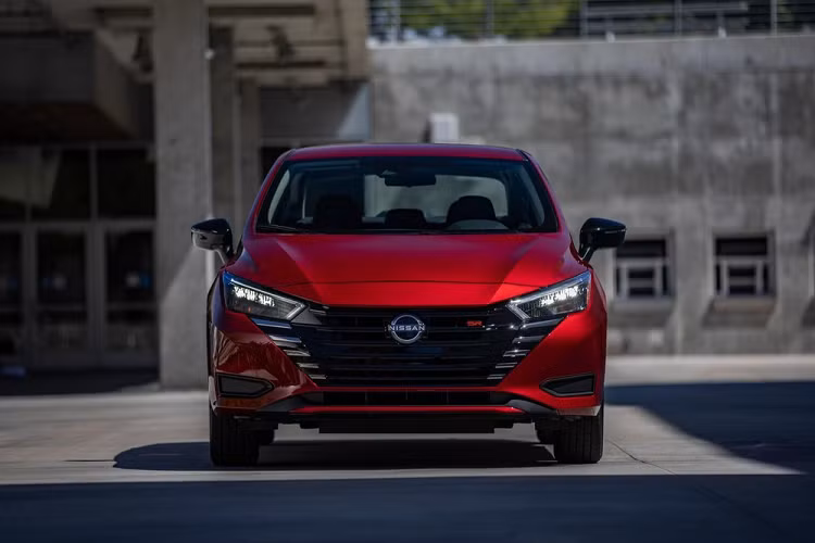 Mới đây, hãng Nissan đã bổ sung phiên bản nâng cấp giữa vòng đời cho Versa ở thị trường Mỹ. Dự kiến có mặt trên thị trường vào mùa thu năm nay, xe sedan Nissan Versa 2023 sở hữu thiết kế đầu xe mới và khác biệt so với Almera ở Việt Nam.