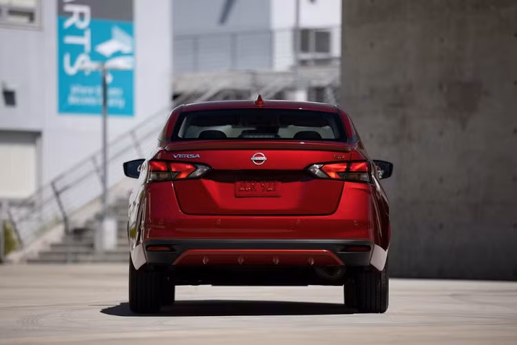 Di chuyển vào bên trong Nissan Versa 2023, người dùng sẽ bắt gặp một số thay đổi đáng chú ý, ví dụ như gói phụ kiện mang tên S Plus mới dành cho bản tiêu chuẩn. Gói này bổ sung vành hợp kim 16 inch, thay cho loại vành thép 15 inch tiêu chuẩn, và ghế sau gập 60:40 cho Nissan Versa 2023 bản rẻ nhất. Ngoài ra, gói S Plus còn giúp bản tiêu chuẩn có thêm màn hình thông tin giải trí 7 inch, hỗ trợ Android Auto và Apple CarPlay.