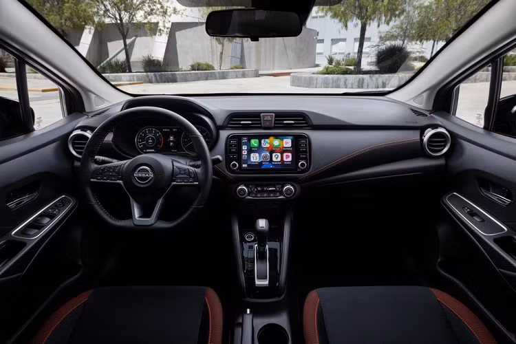 Ở bản tầm trung SV, Nissan Versa 2023 được bổ sung màu nội thất Chambray mới, sạc điện thoại thông minh không dây và cụm điều khiển trung tâm đi kèm bệ tì tay. Riêng bản SR cao cấp nhất sẽ được trang bị màn hình thông tin giải trí 8 inch, hệ thống kết nối WiFi, hệ thống kiểm soát hành trình thông minh và điều hòa tự động.