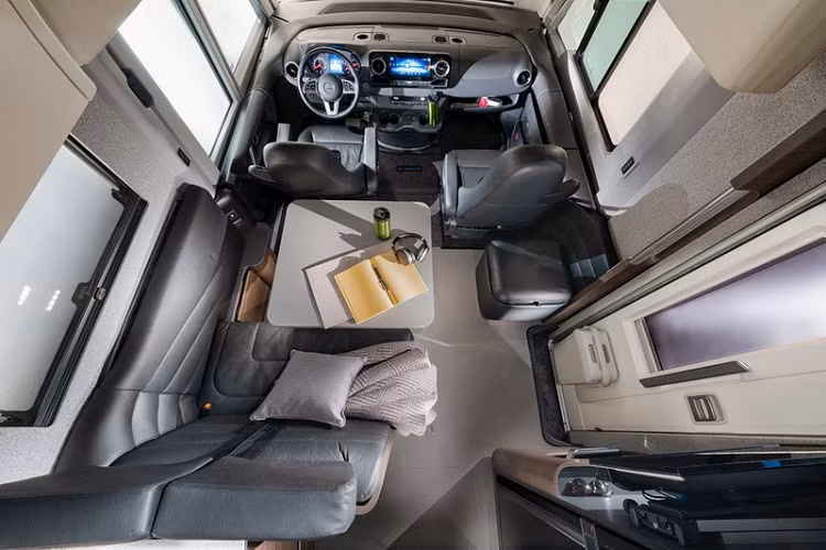 Adria Supersonic dùng động cơ dầu diesel 2.0L sản sinh công suất 168 mã lực kết hợp hộp số tự động 9G-Tronic và dẫn động cầu sau như Sprinter. Giá xe Mercedes-Benz Sprinter độ Adria đặc biệt này có từ 142.000 USD (khoảng 3,32 tỷ đồng) cho bản nhỏ và 161.700 USD (khoảng 3,78 tỷ đồng) cho bản lớn.