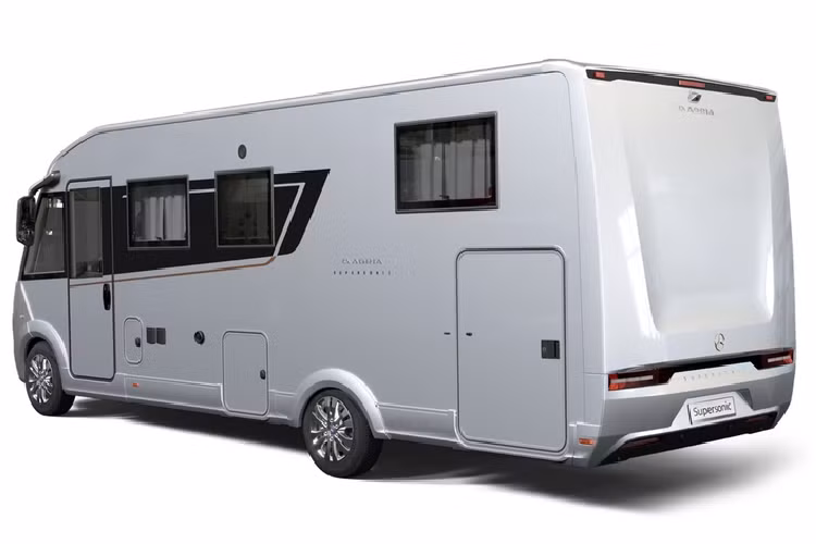 Adria Supersonic có kiểu dáng gọn gàng với gương bên giống xe buýt, kính chắn gió trước toàn cảnh tạo góc quan sát cực rộng cho người lái, đèn pha bi-LED tích hợp vào tản nhiệt, các đường nét giản đơn và thực tiễn tối đa kết hợp với ốp đen trên nền thân bạc, đèn hậu LED và bộ khuếch tán gió sau phong cách.