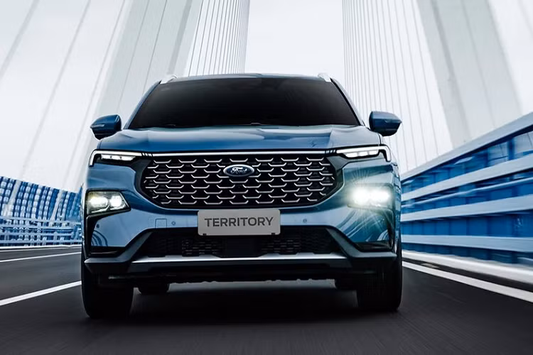 Đúng như thông tin dự kiến từ trước đó, mẫu xe Ford Territory 2023 mới sẽ chính thức ra mắt thị trường Việt vào ngày 10/10 tới đây. Với sự góp mặt của Territory 2023, phân khúc SUV cỡ C tại Việt Nam chuẩn bị thêm sôi động. Cách đây không lâu, xe cũng đã bất ngờ xuất hiện tại đại lý. Theo thông tin từ nhân viên tư vấn bán hàng của đại lý, mẫu SUV cỡ C này sẽ có 3 phiên bản là Trend, Titanium và Titanium X.