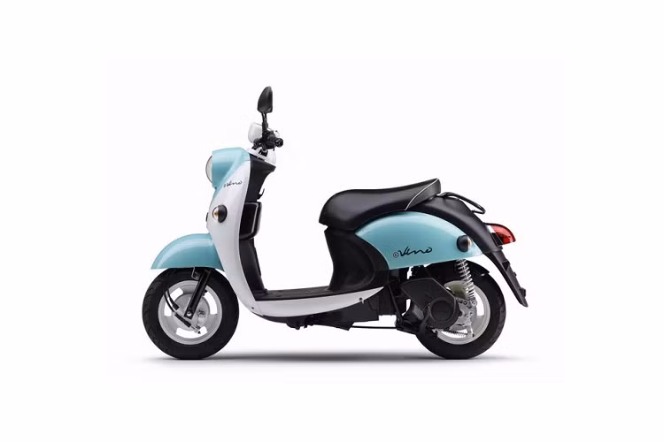 Hiện chưa rõ thời gian sạc pin của Yamaha e-Vino 2023. Ở phiên bản cũ, thời gian sạc pin bằng nguồn 100V tại nhà là khoảng 3 tiếng đồng hồ. Trong khi đó, những chi tiết thiết kế còn lại Yamaha e-Vino 2023 không có gì thay đổi. Xe vẫn được trang bị đèn pha và đèn xi-nhan hình tròn cũng như logo "e" trên yếm trước.