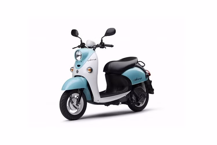 Điểm nhấn đáng chú ý nhất của Yamaha e-Vino 2023 chính là cụm pin. Theo đó, xe được bổ sung cụm pin lithium-ion mới có dung lượng 12,2 Ah, tăng 1,2 lần so với trước. Nhờ đó, mẫu xe máy điện này có thể chạy được 32 km sau khi sạc đầy pin, tăng 3 km. Cụm pin này kết hợp với mô-tơ điện DC có công suất tối đa chỉ 1,4 mã lực và mô-men xoắn cực đại 7,8 Nm.