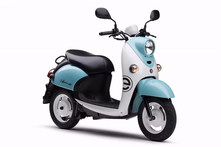 Đây đồng thời là mẫu xe máy điện thứ 4 được phát triển dựa trên Yamaha Vino. So với phiên bản cũ, Yamaha e-Vino 2023 mới vẫn giữ nguyên thiết kế bên ngoài. Hãng Yamaha chỉ bổ sung 2 màu sơn mới cho xe, bao gồm trắng - xanh ngọc và trắng ánh xanh. Bên cạnh đó là tay phanh và tay dắt phía sau được sơn màu đen thay vì mạ crôm.