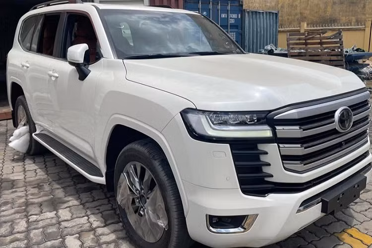 Nếu như cảm thấy Toyota Land Cruiser tiêu chuẩn hay phiên bản Toyota Land Cruiser "70th Anniversary" thế hệ mới quá nhàm chán và đụng hàng, mẫu xe Toyota Land Cruiser MBS 2022 mới về dải đất hình chữ S này sẽ là lựa chọn rất đẳng cấp cho những người lắm tiền, thích êm ái và hàng lạ.