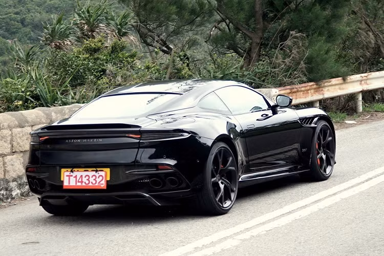 Tại Việt Nam, nếu như có khách hàng nào muốn mua siêu xe Aston Martin DBS Superleggera 2022 hẳn phải rất chịu chơi và am hiểu vì giá bán mẫu xe này được đại lý chính hãng ấn định ở con số 35,8 tỷ đồng, dư sức mua cùng lúc Aston Martin Vantage V8 và Aston Martin DB11 V8 hoặc lựa chọn mua 1 cặp Aston Martin Vantage V8 và Aston Martin DBX cũng tỏ ra rất thú vị.