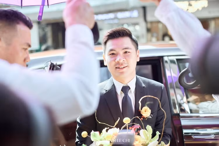 Đoàn xe hoa đỗ dài trên 1 góc đường Hà Nội khiến không ít người đi đường tò mò theo dõi. Nổi bật nhất trong dàn xe rước dâu của Đỗ Vinh Quang với Hoa hậu Đỗ Mỹ Linh chính là Rolls-Royce Phantom Peace &amp; Glory (Hòa Bình &amp; Vinh Quang) được ông Đỗ Quang Hiển đặt mua chính hãng qua chương trình cá nhân hóa cho riêng mình.