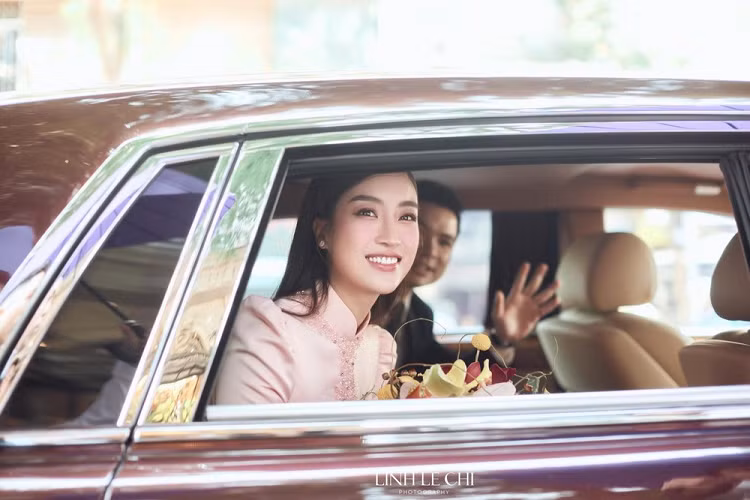 Chiều ngày 23/10/2022 vừa qua, lễ vu quy của Hoa hậu Đỗ Mỹ Linh với thiếu gia Đỗ Vinh Quang đã được tổ chức tại Hà Nội với sự xuất hiện của đoàn xe đưa dâu trên 100 tỷ đồng. Trong đó, cậu thứ nhà bầu Hiển không sử dụng chiếc SUV siêu sang Bentley Bentayga V8 First Edition thế hệ mới của mình mà lựa chọn chiếc xe siêu sang Rolls-Royce Phantom Peace &amp; Glory độc nhất vô nhị trên thế giới để làm xe hoa.